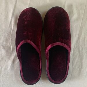 Isotoner Burgundy Red Secret Sole Slippers Size 7.5-8 - Cozy & Stylish!
